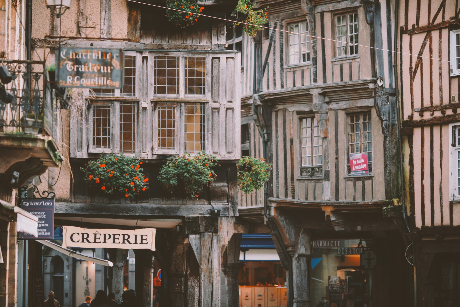 Crêpes bretonnes servies dans une crêperie authentique